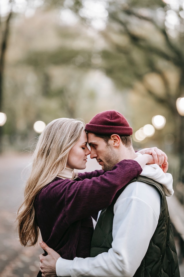 Un uomo e una donna si tengono stretti dopo aver sentito la mancanza l'uno dell'altra.