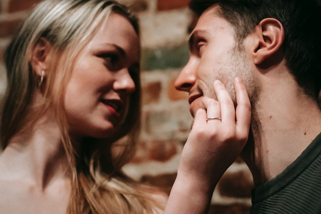 Due ex si guardano con affetto e tornano a vedersi come possibili partner.
