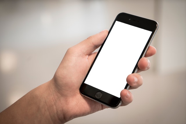 Uno smartphone con lo schermo vuoto, simbolo di una ex ragazza che non risponde.