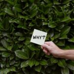 Un biglietto giallo con la scritta "why", simbolo di chi si chiede perché l’ex si comporti così male.