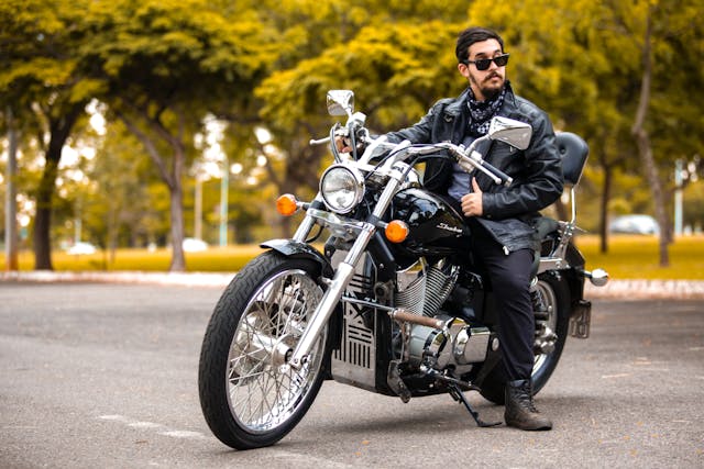 Un uomo di mezza età su una moto, immagine simbolica di una crisi di mezza età.