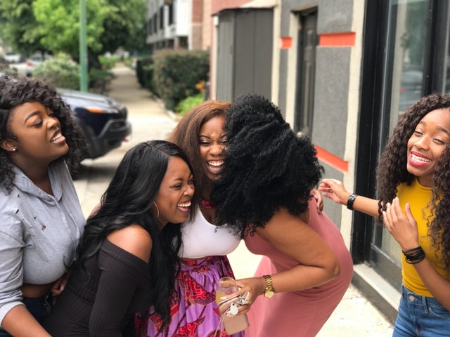 Un gruppo di amiche sorridenti, simbolo del riprendere in mano la propria vita.