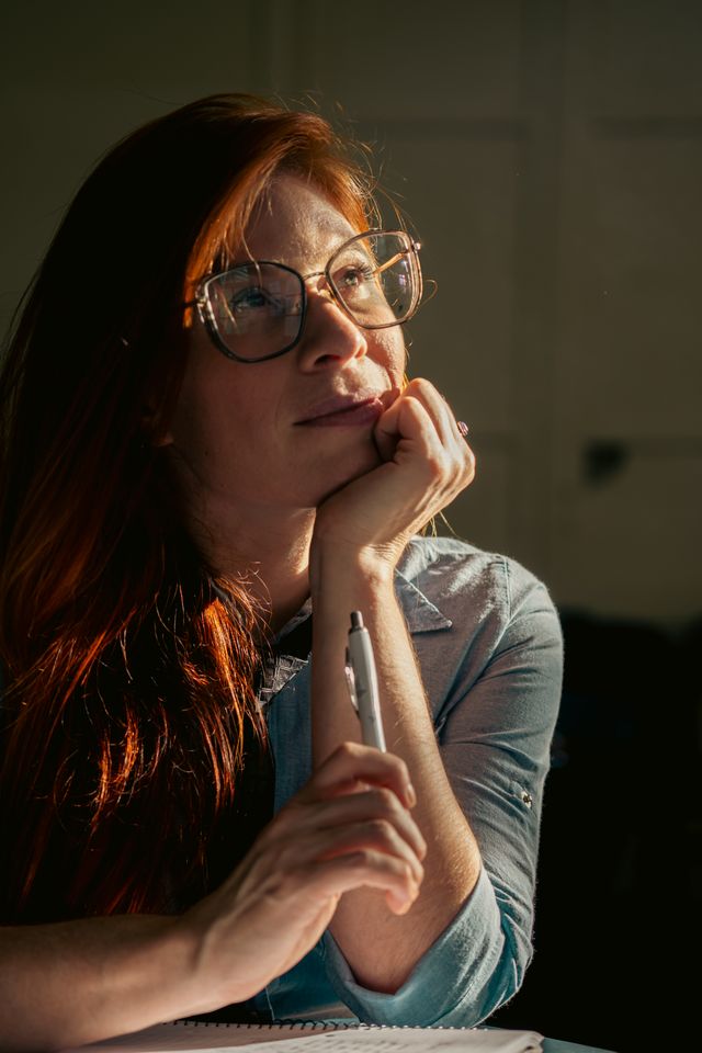 Una donna riflette e si chiede se vuole davvero riconquistare l’ex marito per le ragioni giuste.