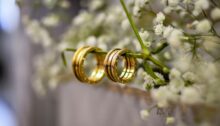 Due fedi nuziali su un ramo fiorito, simbolo di una seconda possibilità per il matrimonio.