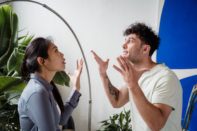 Un uomo e una donna discutono, simbolo delle parole dure che possono essere dette durante una rottura.