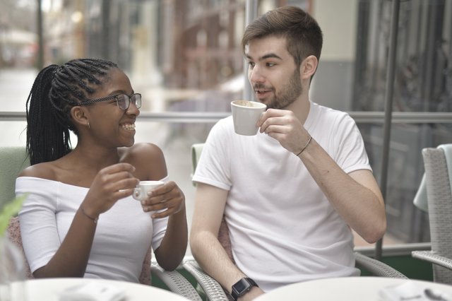Due ex hanno una conversazione interessante e rilassata.